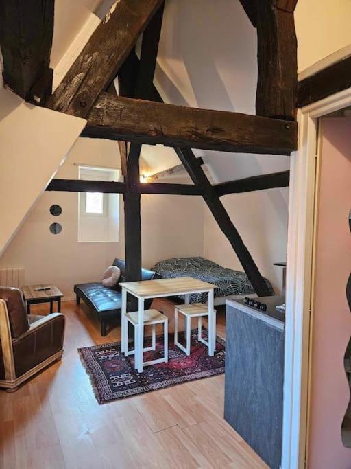 Le Petit Medieval Apartment Montlucon Bagian luar foto