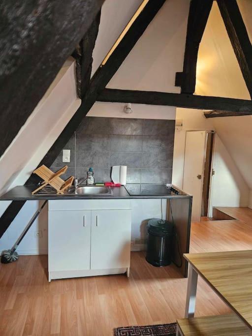 Le Petit Medieval Apartment Montlucon Bagian luar foto