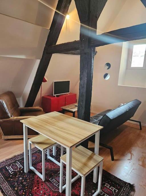 Le Petit Medieval Apartment Montlucon Bagian luar foto