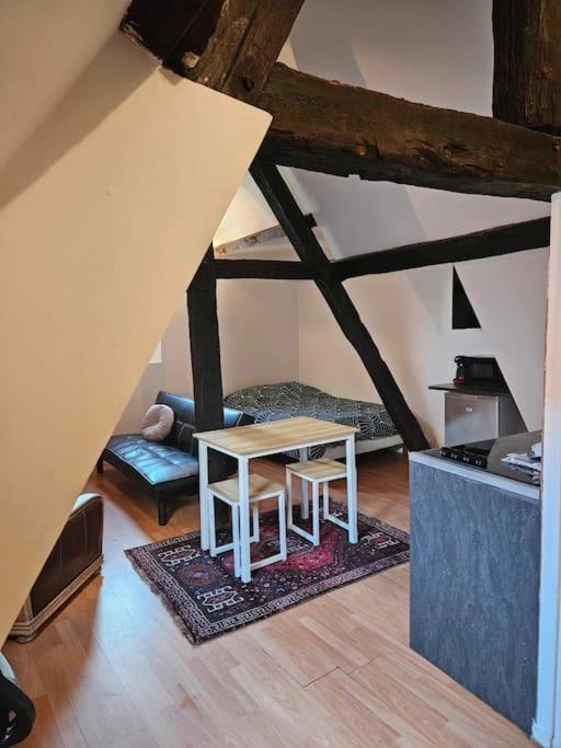 Le Petit Medieval Apartment Montlucon Bagian luar foto