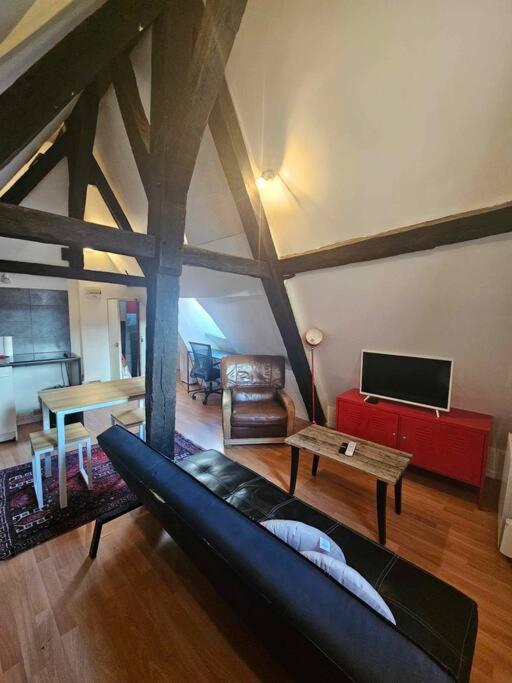Le Petit Medieval Apartment Montlucon Bagian luar foto